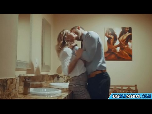 ❤️ Wanneer 'n rondborstige blondine jou in 'n openbare toilet verlei Porno vk by ons